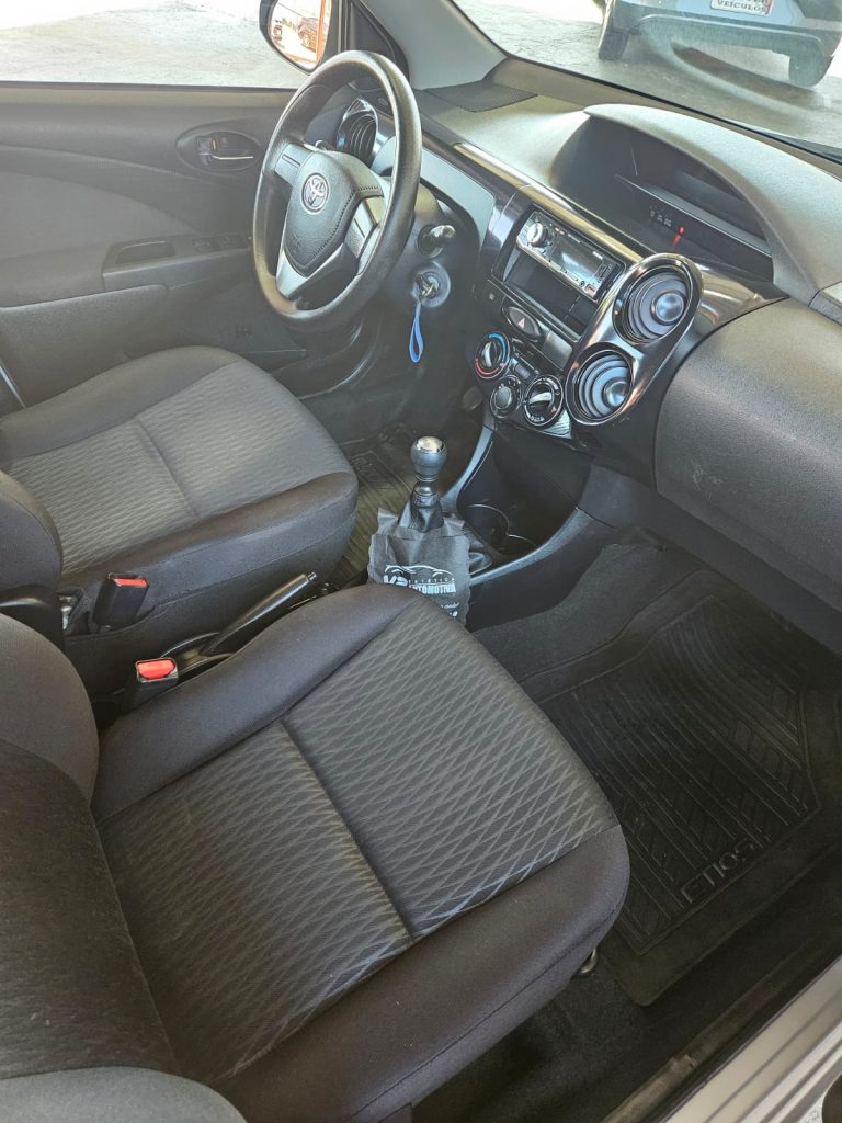 ETIOS HATCH X 1.3 MT COMPLETO